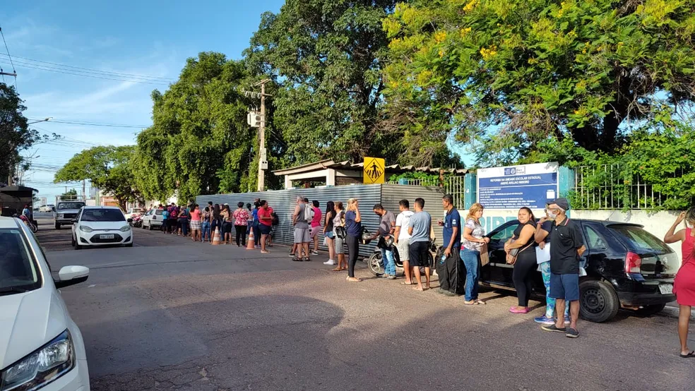 Pais e responsáveis aguardam em frente a Escola Estadual André Avelino, em Cuiabá, para efetivar matrícula — Foto: Léo Zamignani/TVCA