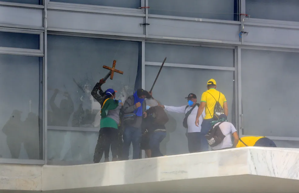 Golpistas quebram janela ao invadir Palácio do Planalto em 8 de janeiro — Foto: Sergio Lima/AFP